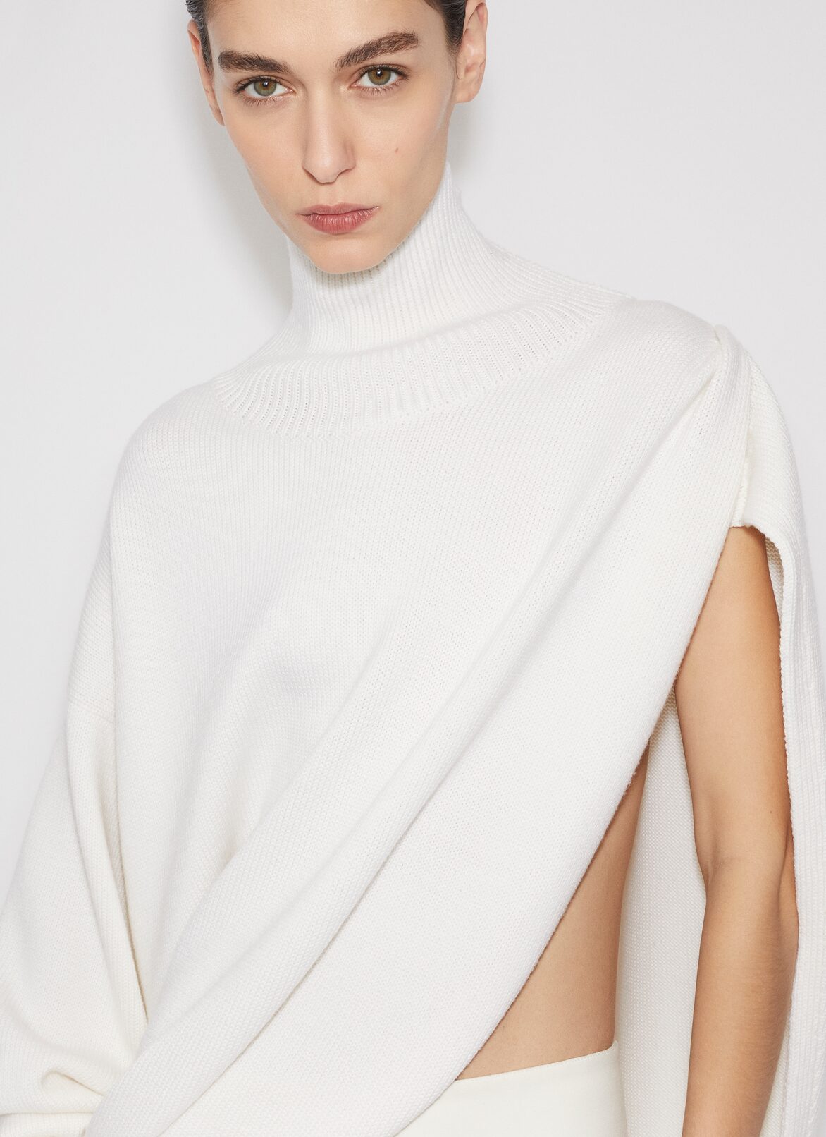 비대칭 케이프 니트 점퍼 ALAÏA NATURAL WHITE 비대칭 케이프 니트 점퍼
